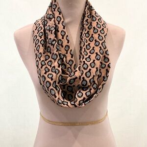 Infinity scarf with Bird print design.
Crème, teal, and black
